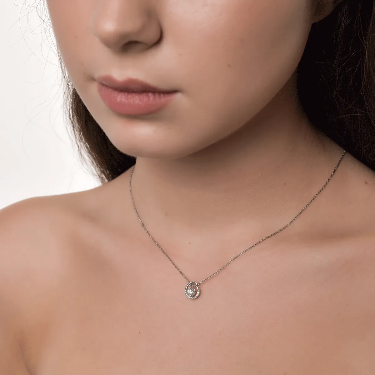 Висулка от бяло злато 18К с диамант 0.19гкт и диаманти 0.06гкт