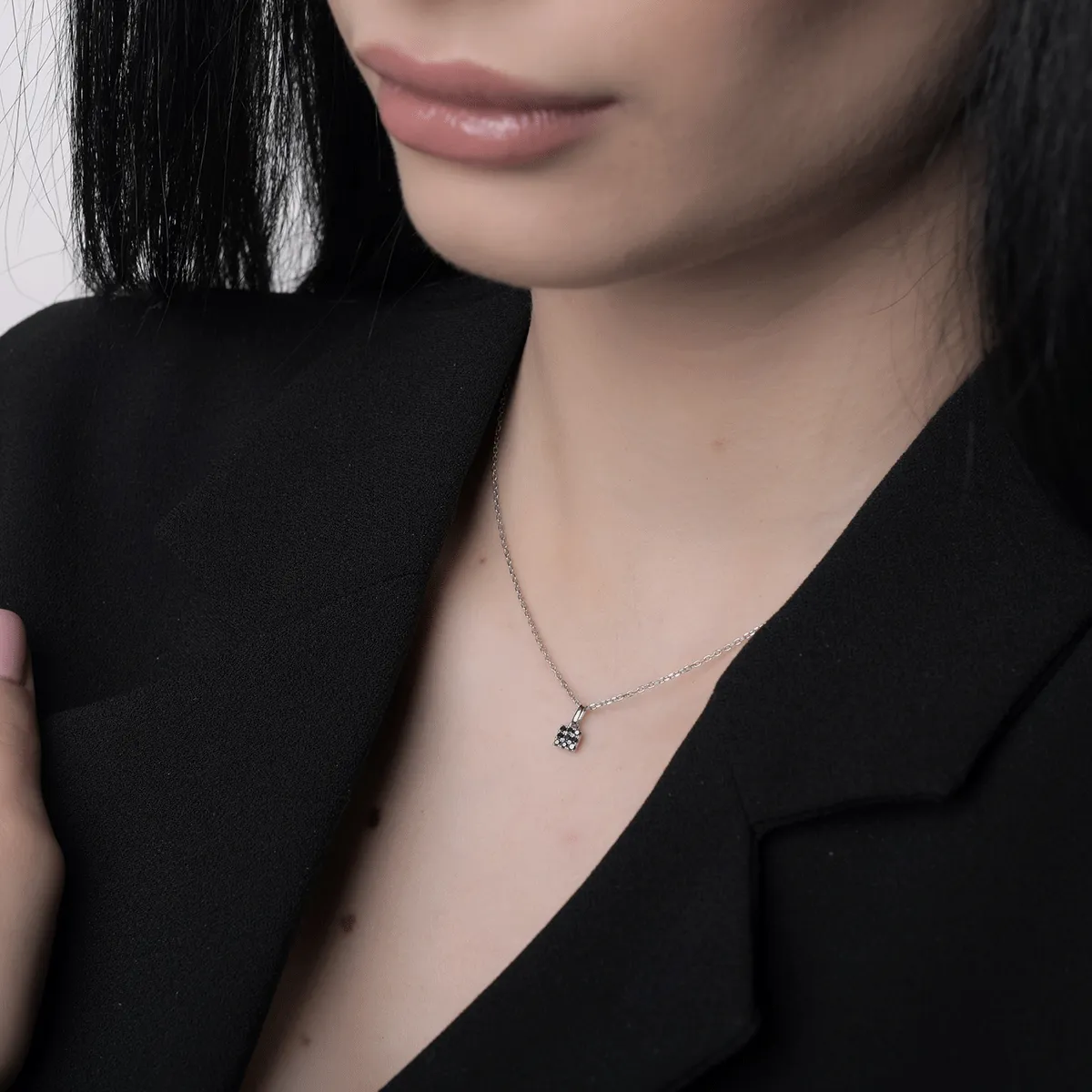 Висулка от 14K бяло злато с 0.06ct черни диаманти