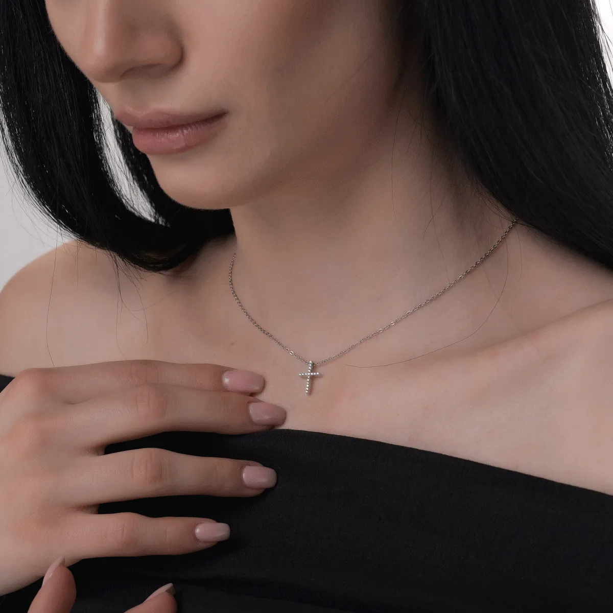 Pandantiv cruce din aur alb cu diamante de 0.09ct