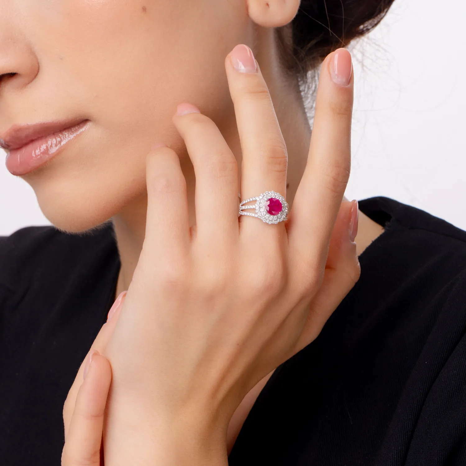 Pierścionek z 18K białego złota z 1.45ct rubinem i 0.89ct diamentami