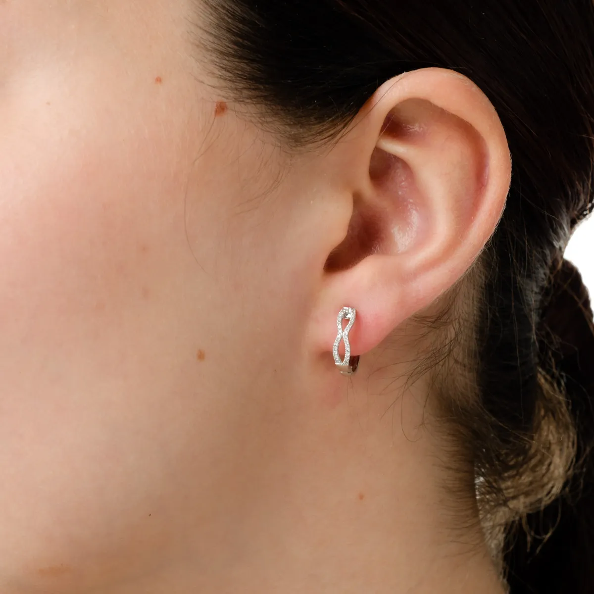 Cercei infinit din aur alb cu diamante de 0.15ct