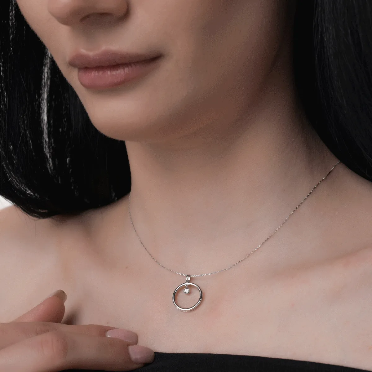 Lant cu pandantiv din aur alb cu diamante de 0.11ct