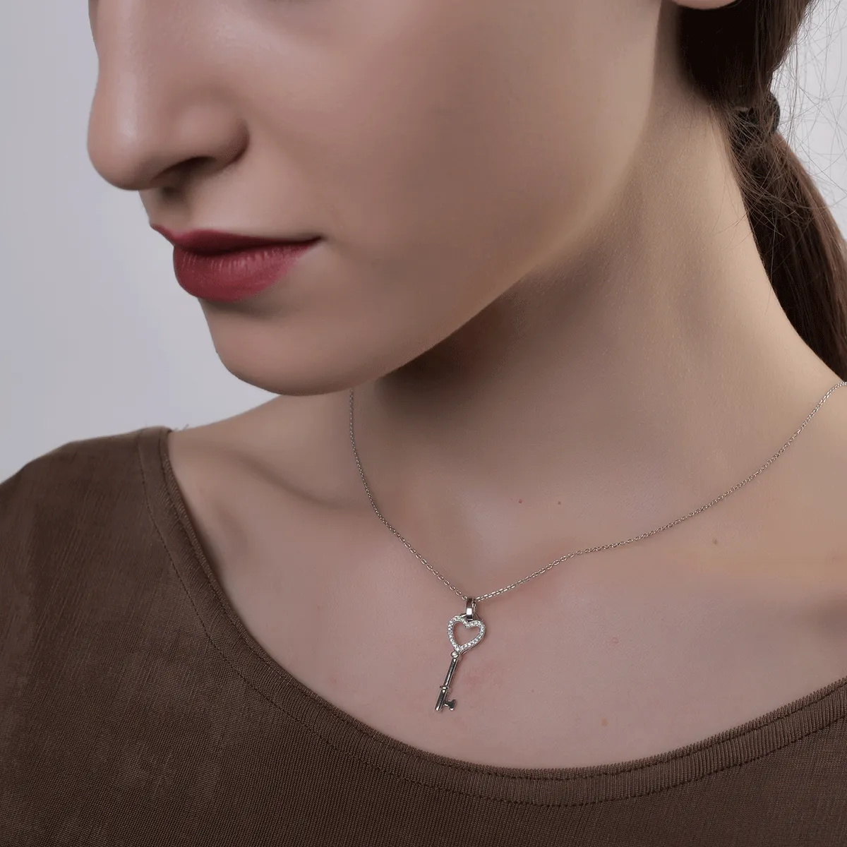 Pandantiv cheie din aur alb cu diamante de 0.08ct