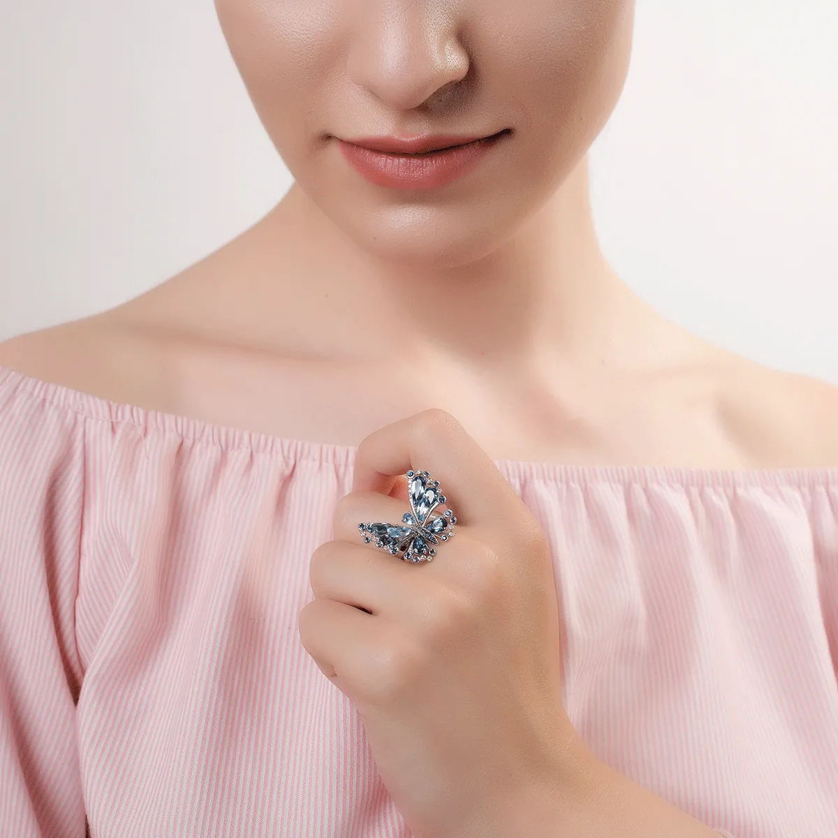 Pierścionek z motylem z białego 18-karatowego złota z kamieniami szlachetnymi i półszlachetnymi o masie 5,08 ct