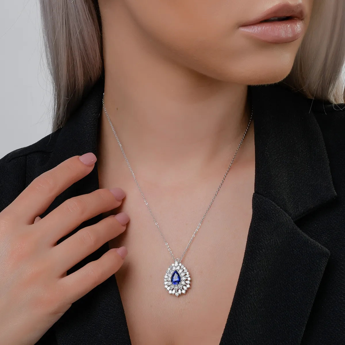 18K white gold pendant with sapphire of 1.98ct and diamonds of 1.9ct