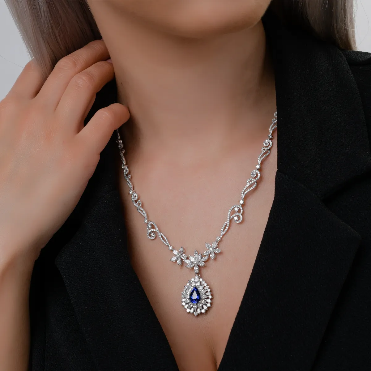 Pandant din aur alb de 18K cu safir de 1.98ct si diamante de 1.9ct