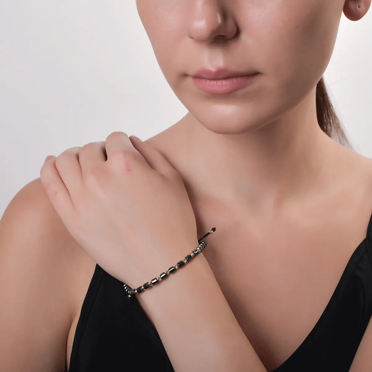 Bratara cu snur negru din aur galben