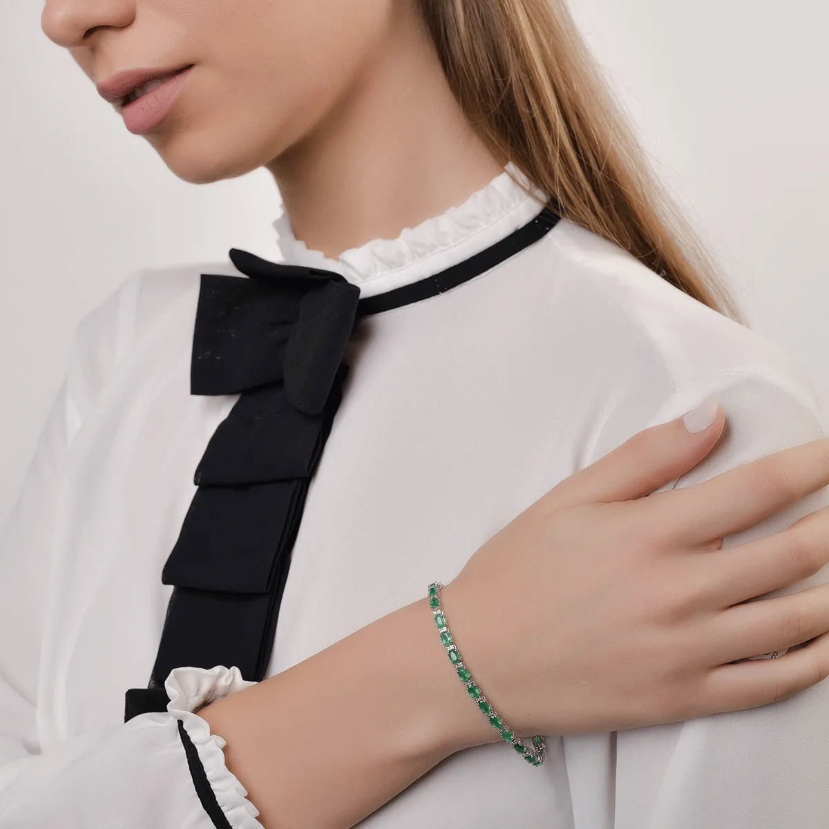 18K fehérarany tenisz karkötő 5.46kt smaragddal és 0.26kt gyémántokkal