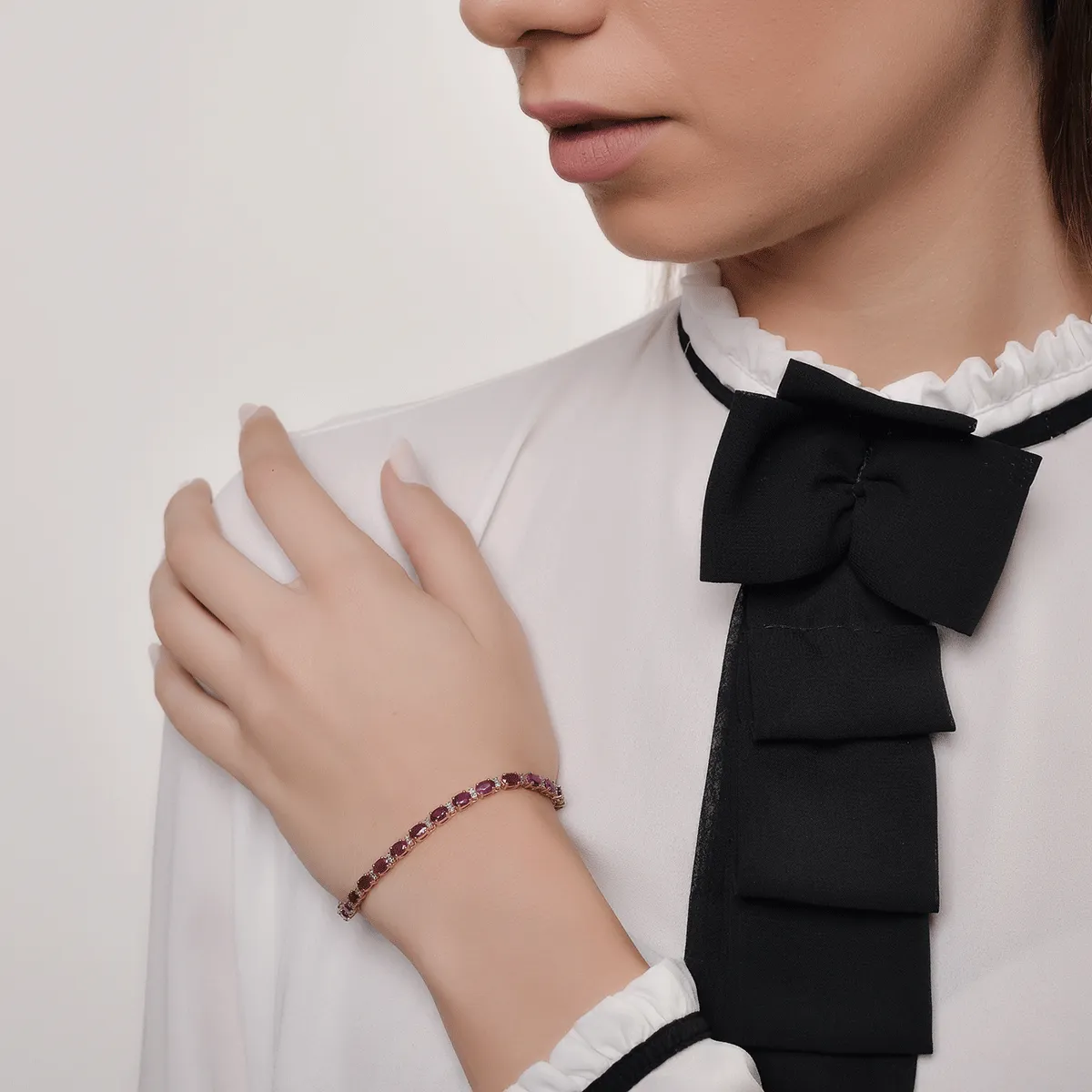 Bratara tennis din aur roz cu rubine ovale de 9.7ct si diamante de 0.2ct