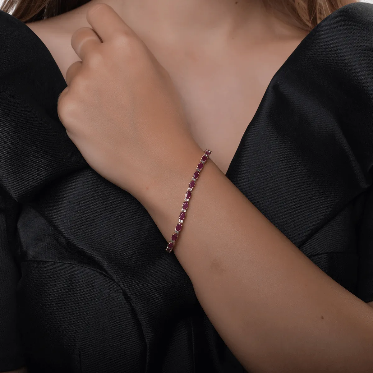 14K бяла златна тенис гривна с рубини от 8.6ct и диаманти от 0.25ct