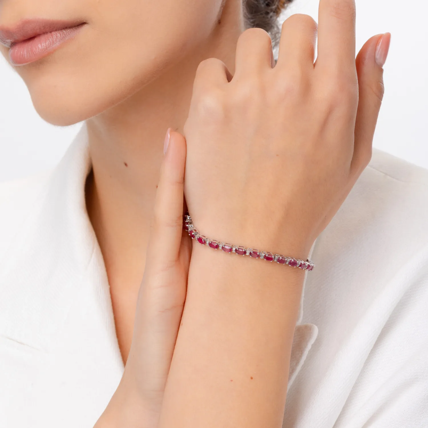 Bransoletka tenisowa z 14K białego złota z rubinami o masie 9.76ct i diamentami o masie 0.26ct