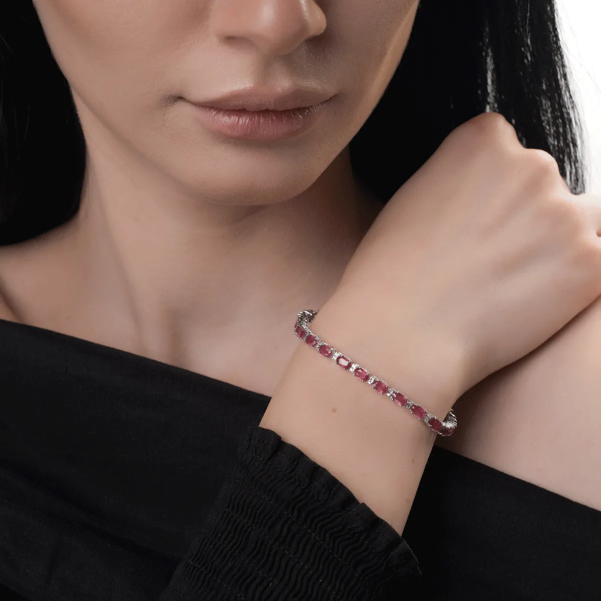 14K fehérarany tenisz karkötő 8.5ct rubinokkal és 0.23ct gyémántokkal