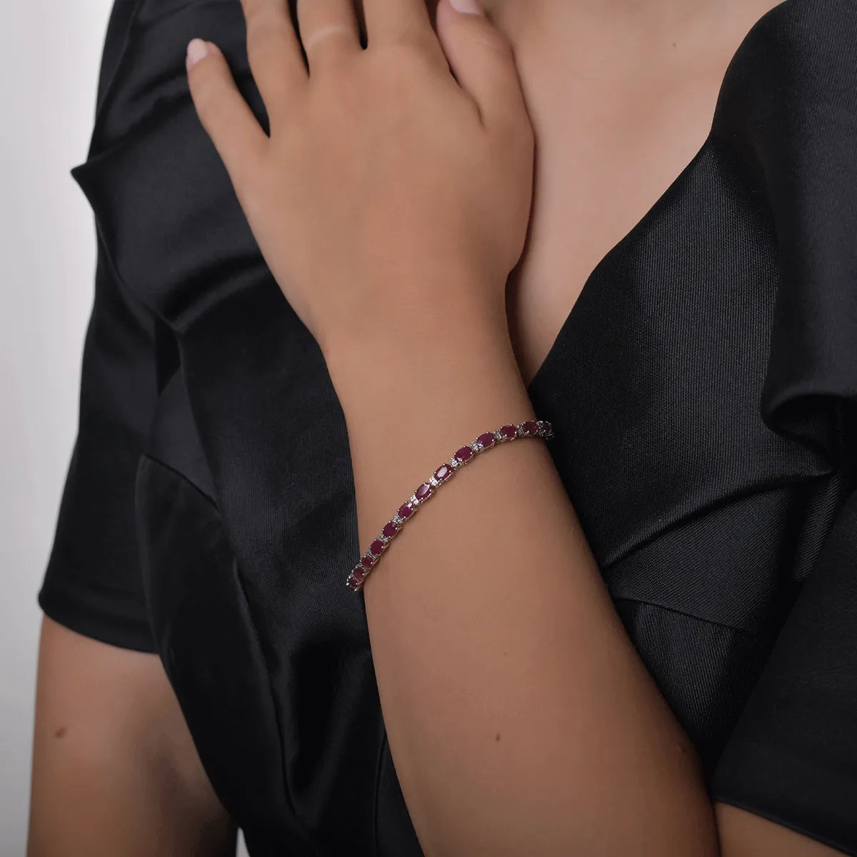 Гривна за тенис от бяло злато 18К с рубини 7.66гкт.и диманти 0.23гкт