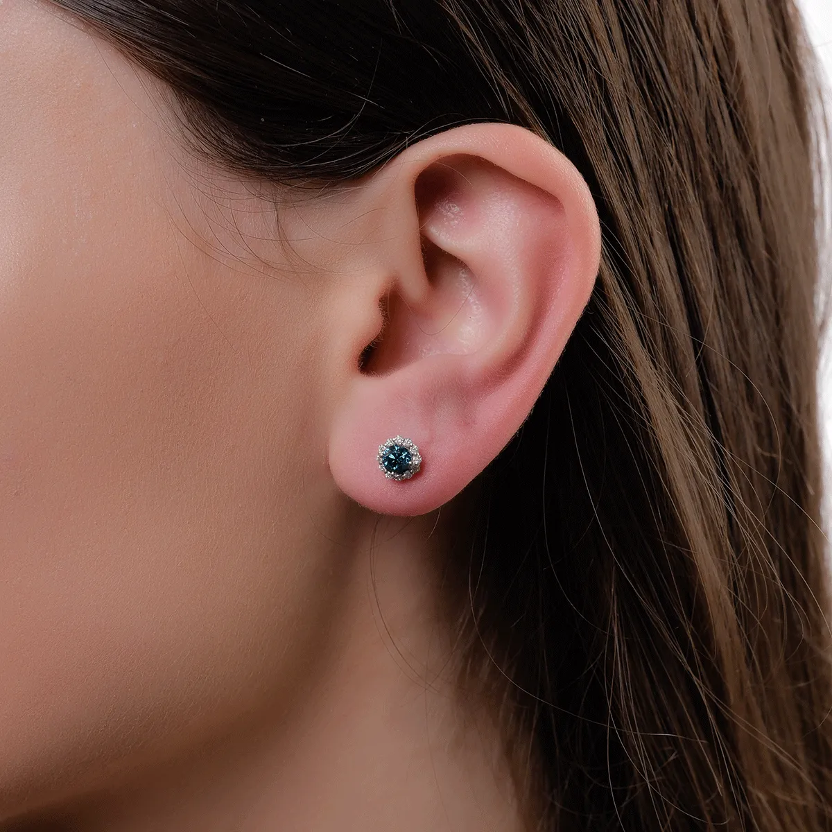 Cercei din aur alb de 18K cu diamante albastre de 0.66ct si diamante transparente de 0.2ct