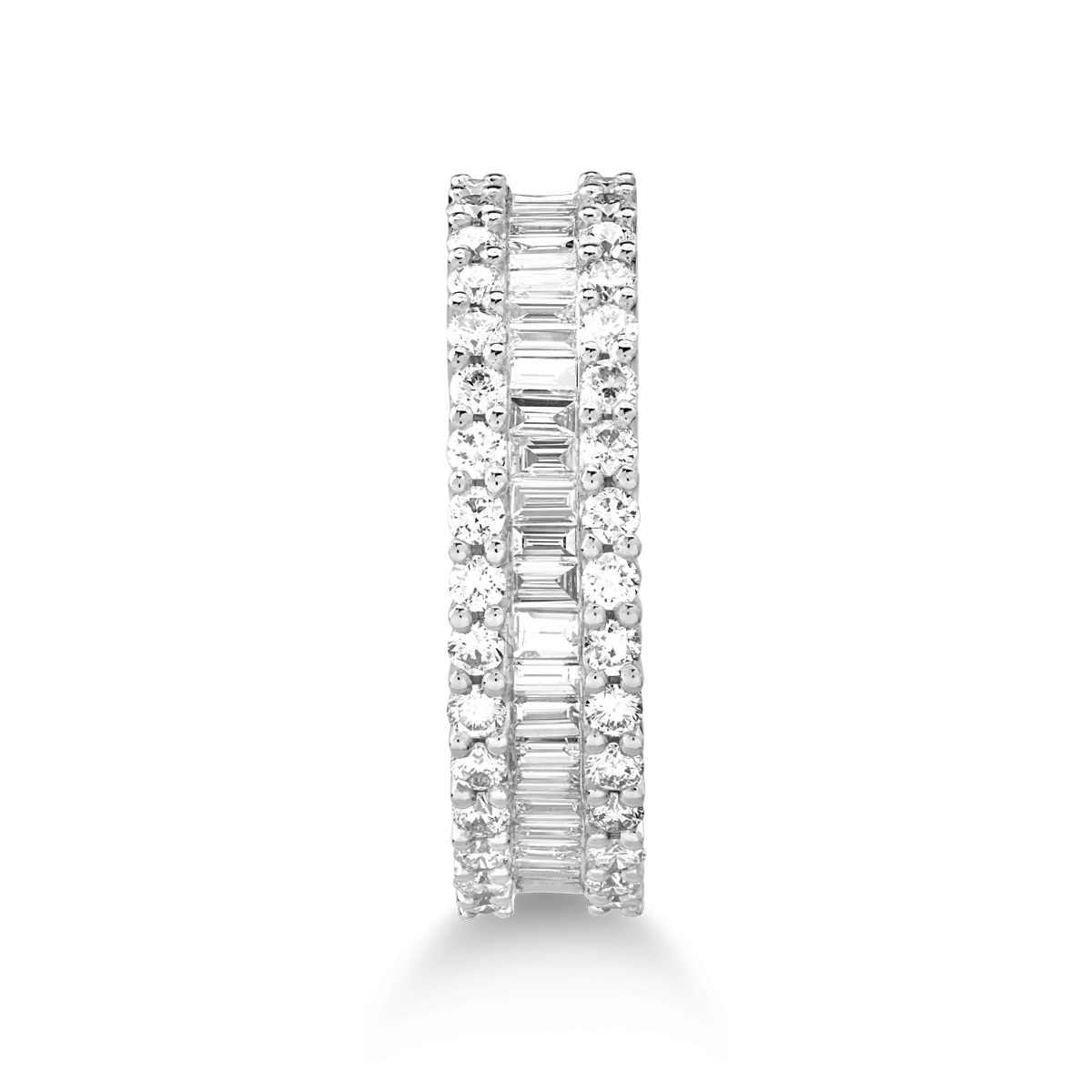 Gyűrű 18K-os fehér aranyból 0,59ct gyémánttal és 0,44ct gyémántokkal.