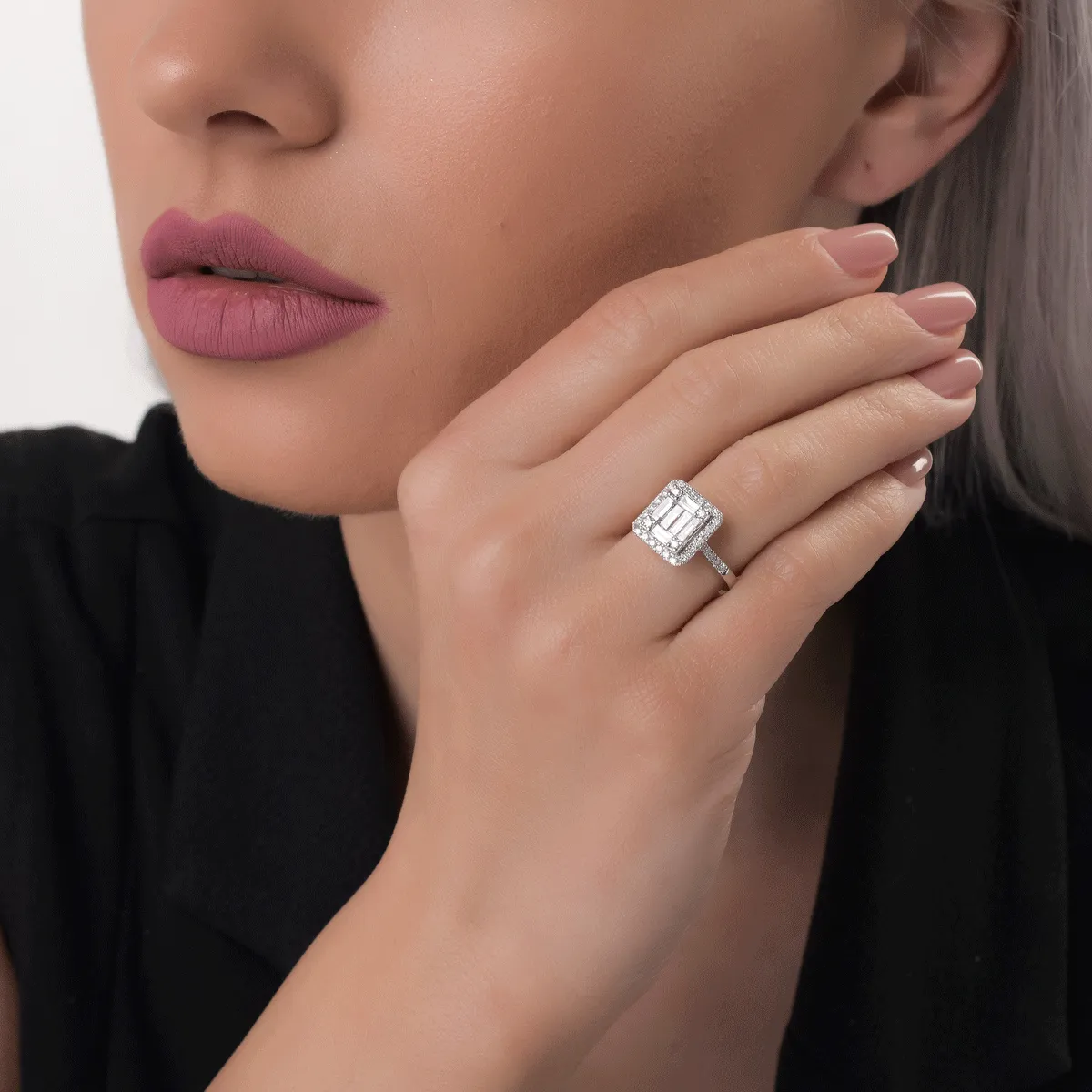 Inel din aur alb de 18K cu diamant de 0.41ct si diamante de 0.35ct