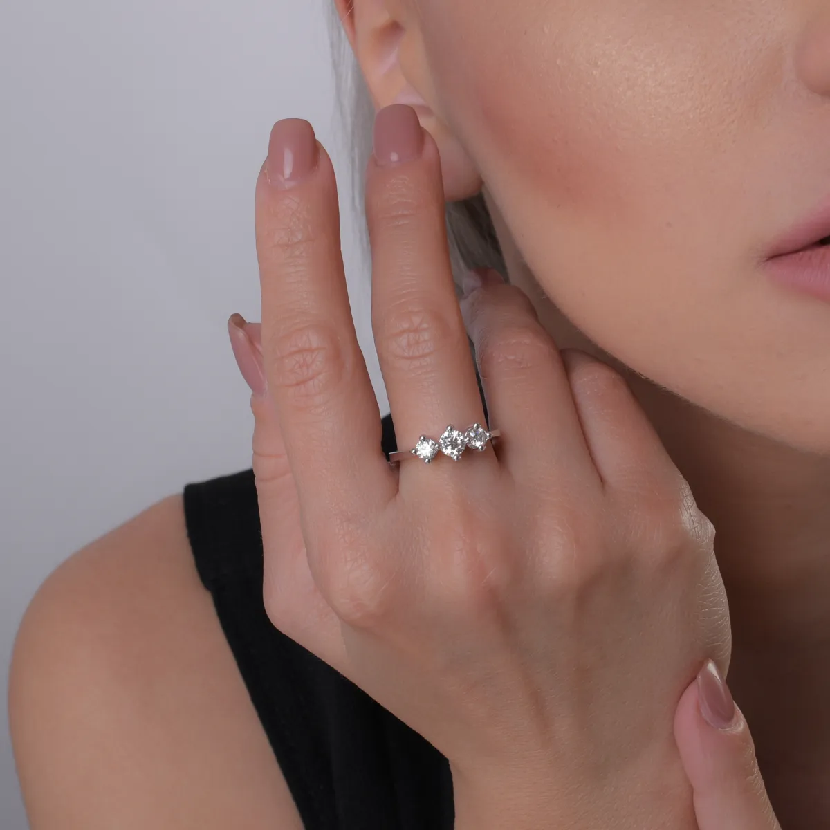 Pierścionek z 18K białego złota z diamentami o masie 0.67ct