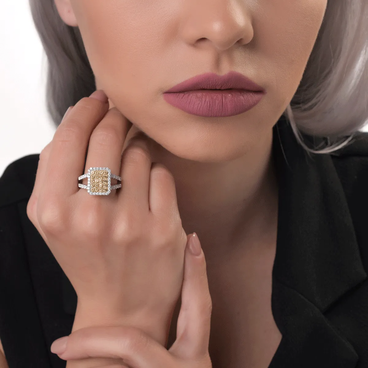 Пръстен от бяло-жълто злато 18К с жълти сапфири 0.67гкт и диаманти 0.69гкт