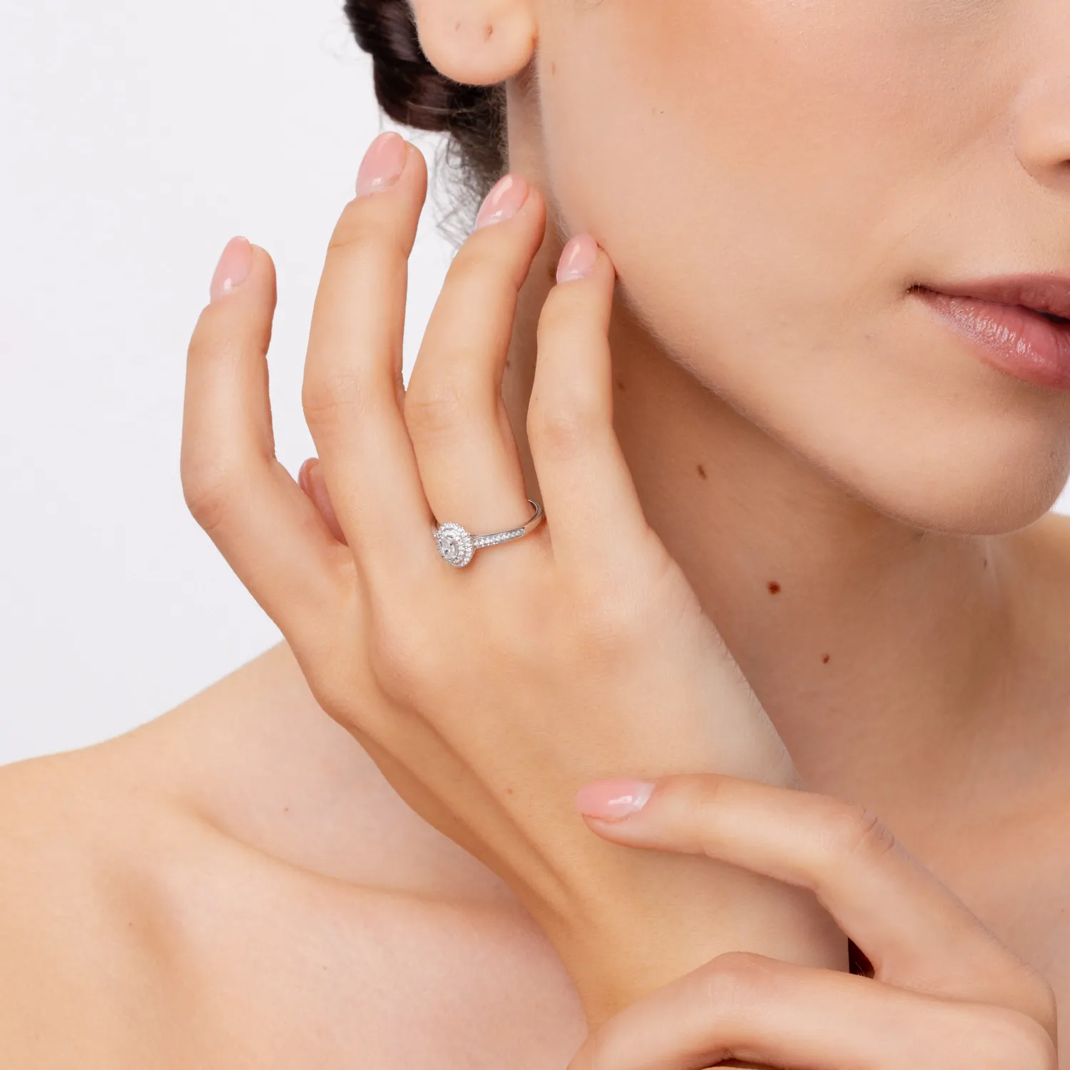 Pierścionek z 18K białego złota, diament 0.1kr i diamenty 0.14kr