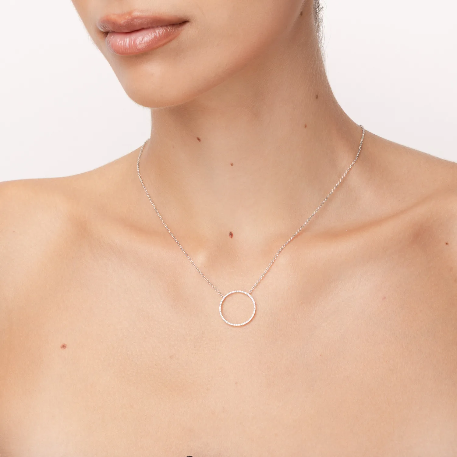 Nyaklánc medállal 18K-os fehér aranyból 0,12ct gyémánttal