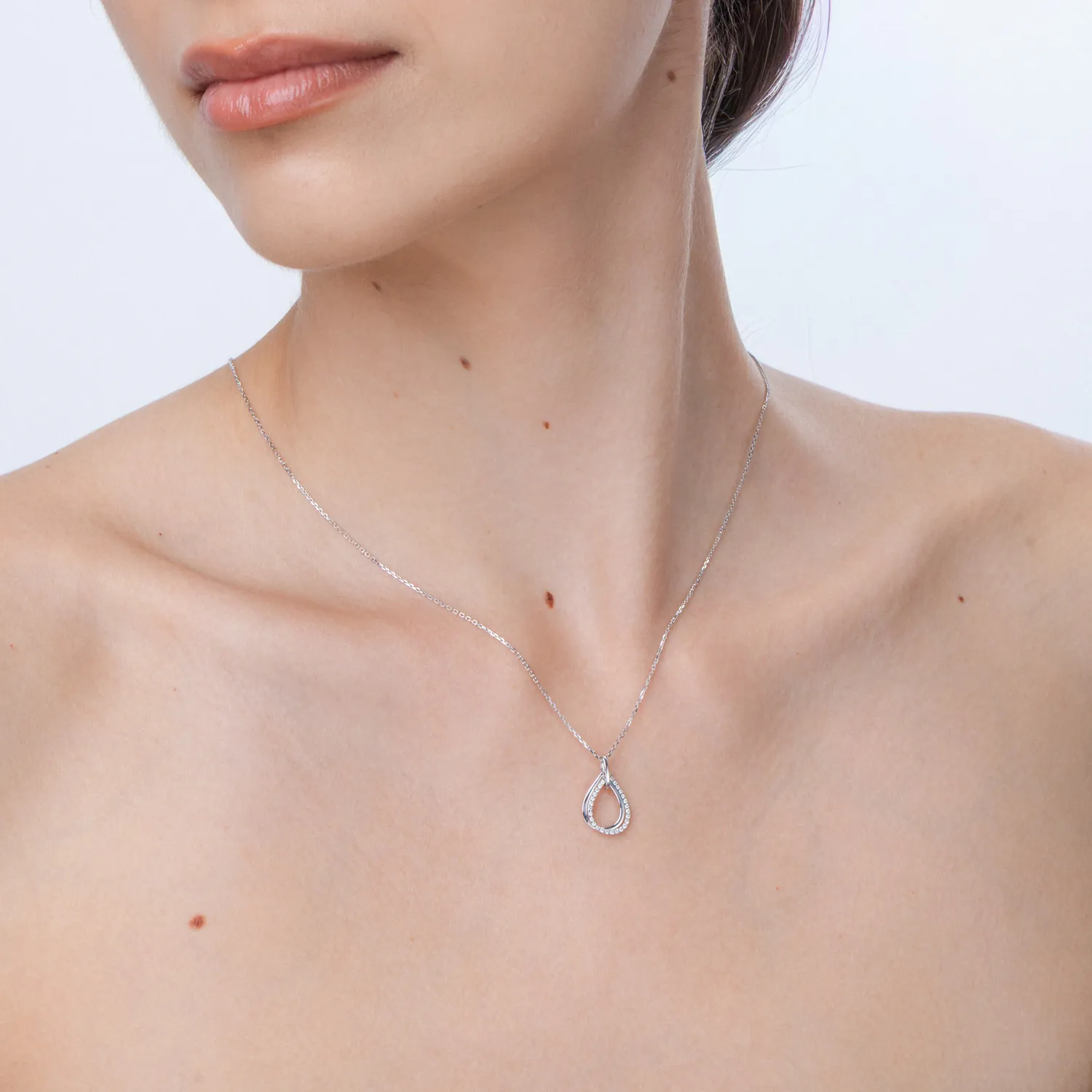Lant cu pandantiv din aur alb cu diamante de 0.12ct