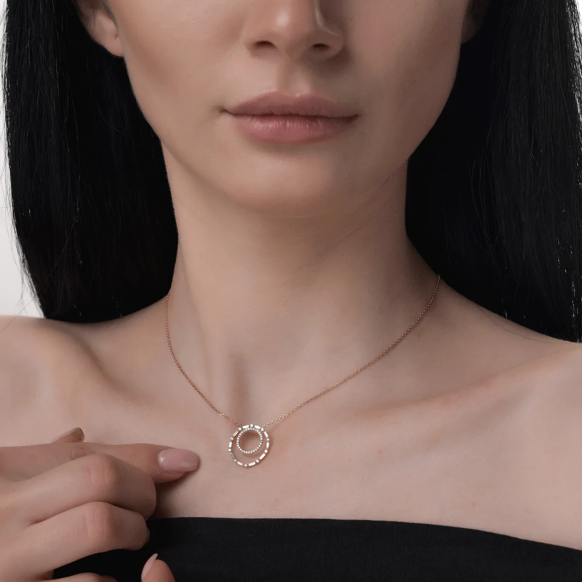 Nyaklánc medállal 18K-os rózsaszín aranyból 0,28ct gyémánttal