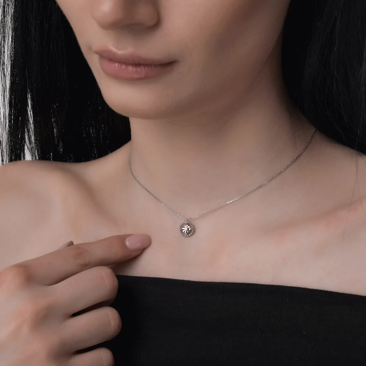 Lant cu pandantiv din aur alb cu diamante de 0.02ct