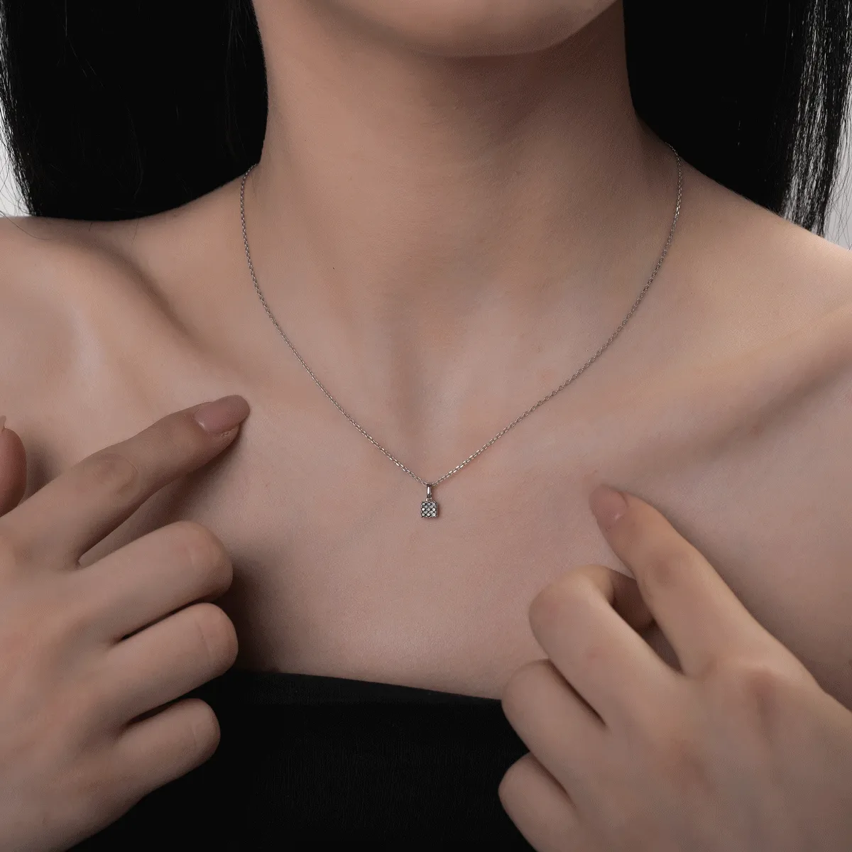 Pandantiv din aur alb cu diamante negre de 0.07ct