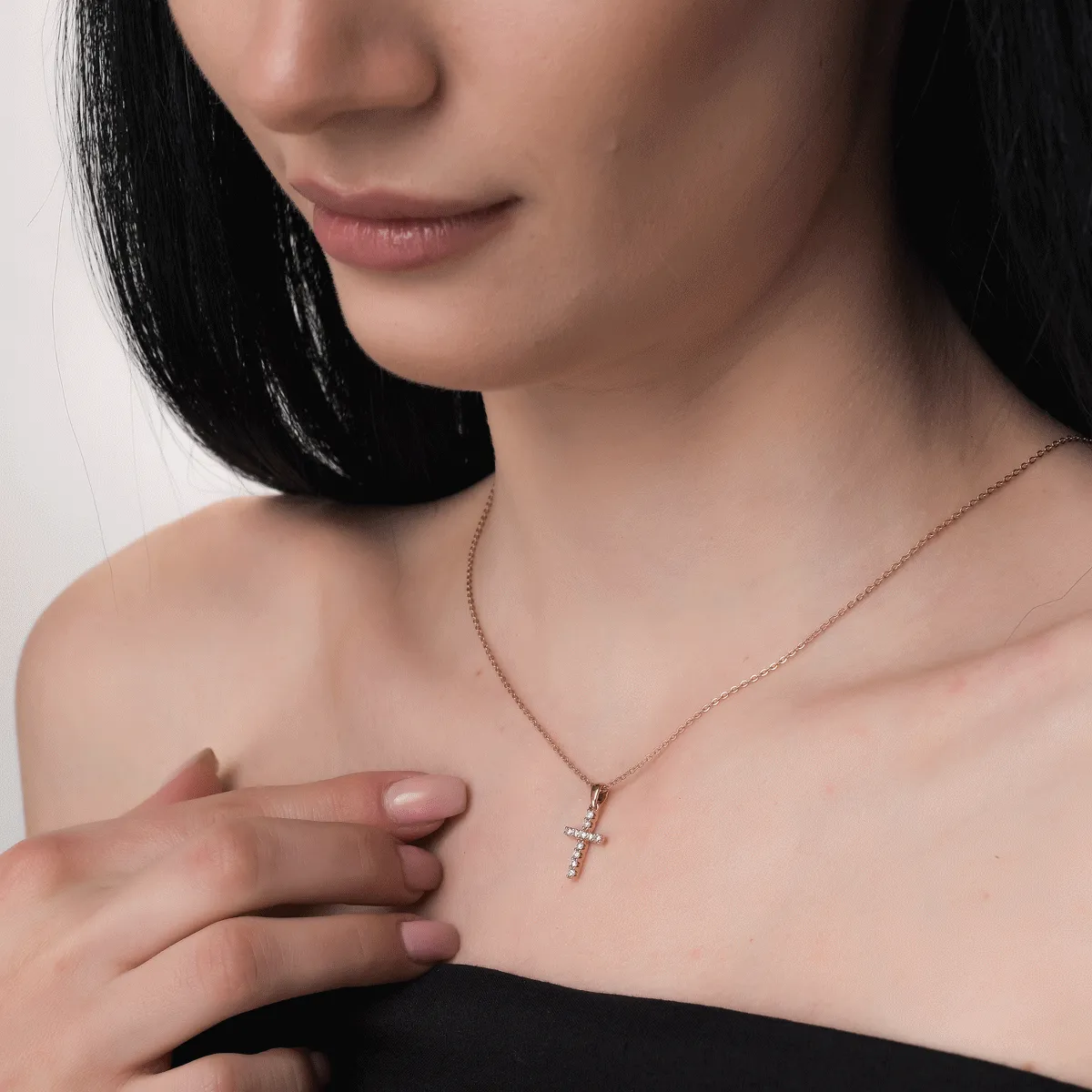 Pandantiv cruce din aur roz cu diamante de 0.2ct