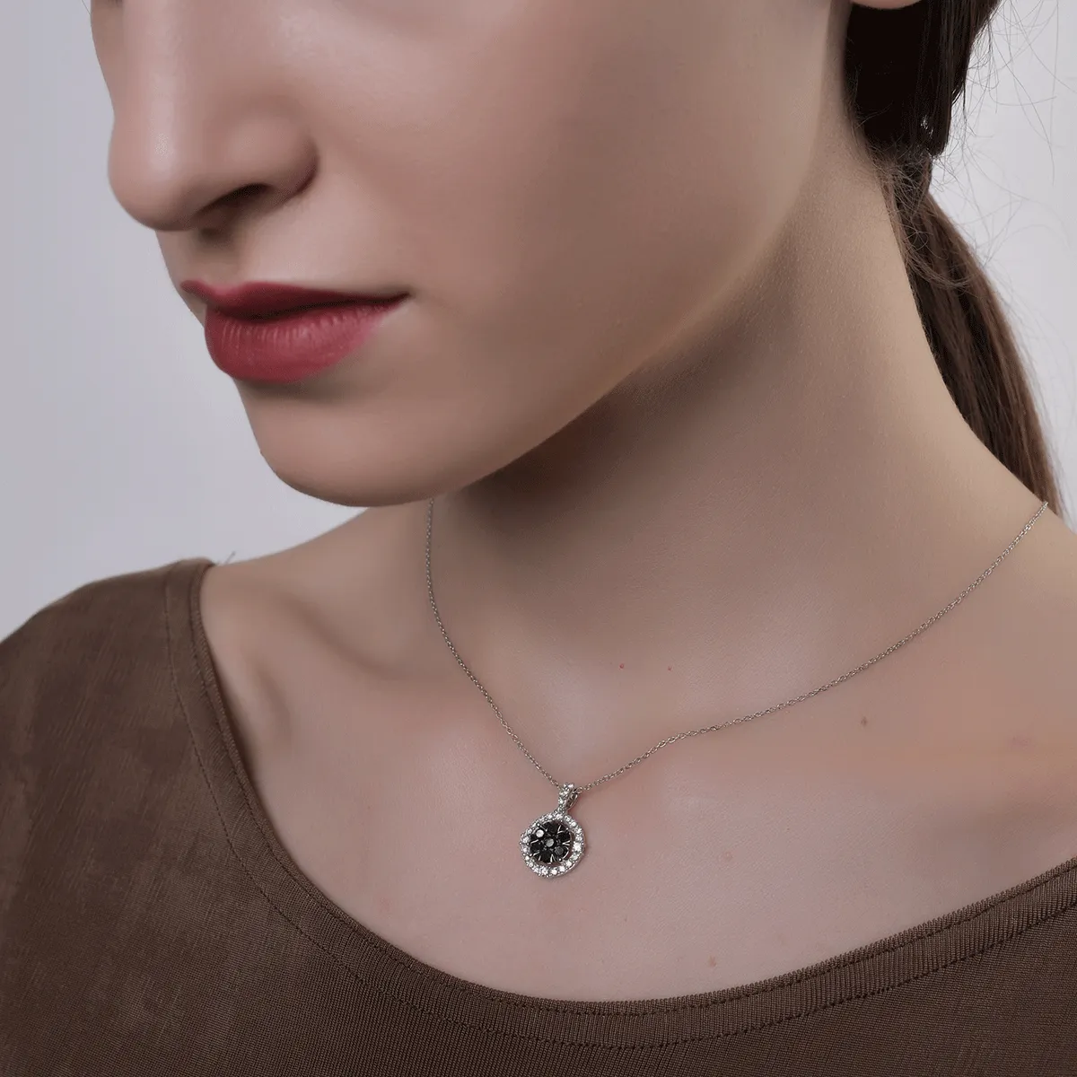 Pandantiv din aur alb cu diamante negre de 0.59ct si diamante transparente de 0.477ct