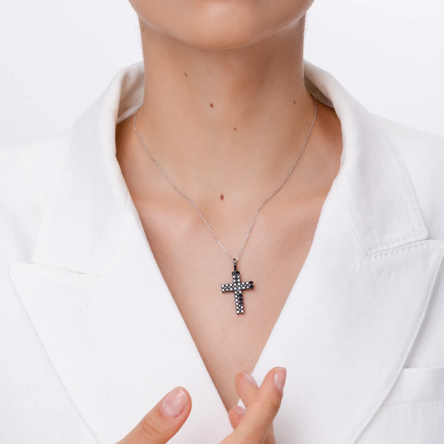 Pandantiv cruce din aur negru cu diamante negre de 1.93ct