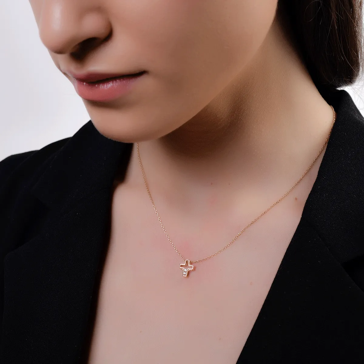 Pandantiv cruce din aur roz de 18K cu diamante de 0.029ct