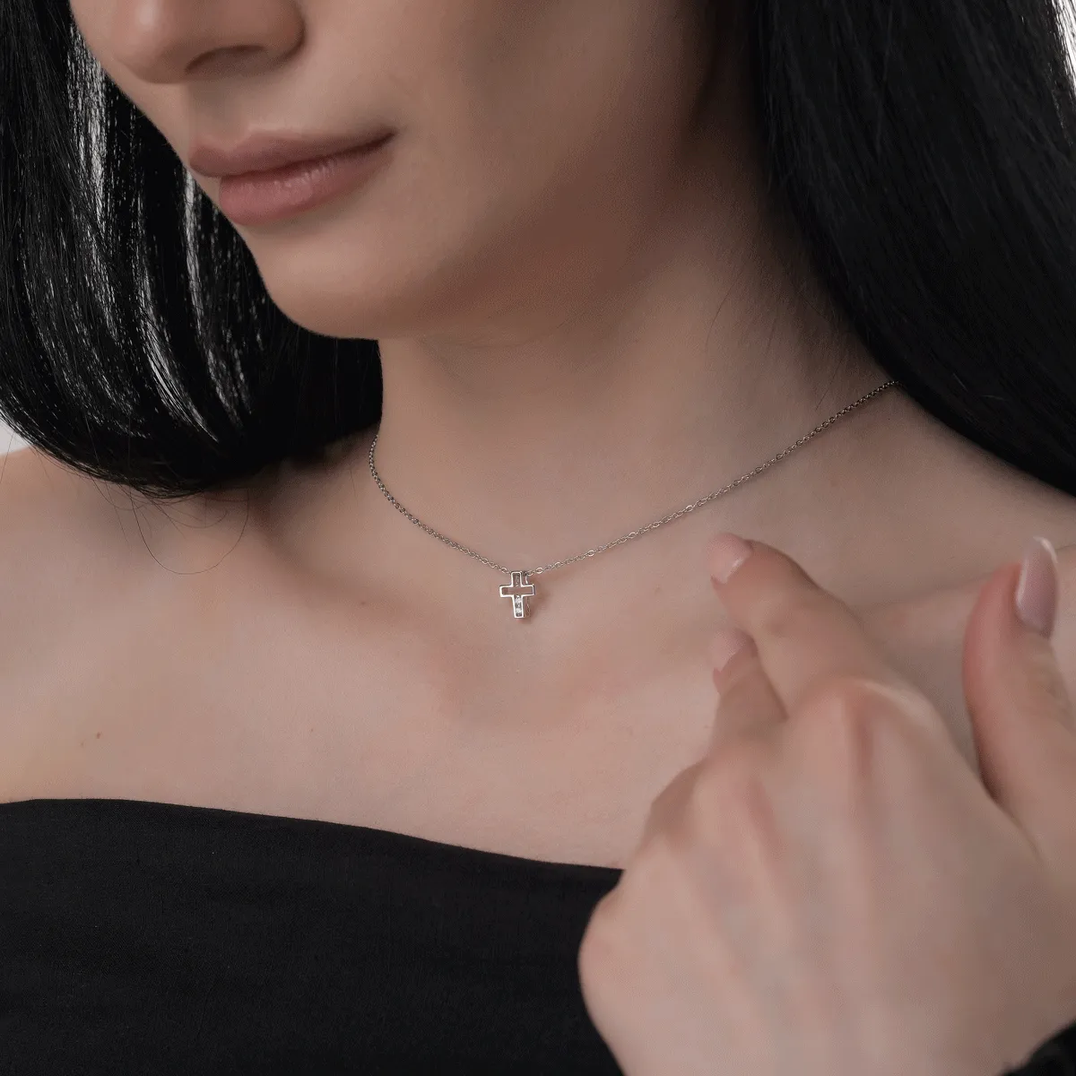 Pandantiv cruce din aur alb cu diamante de 0.029ct