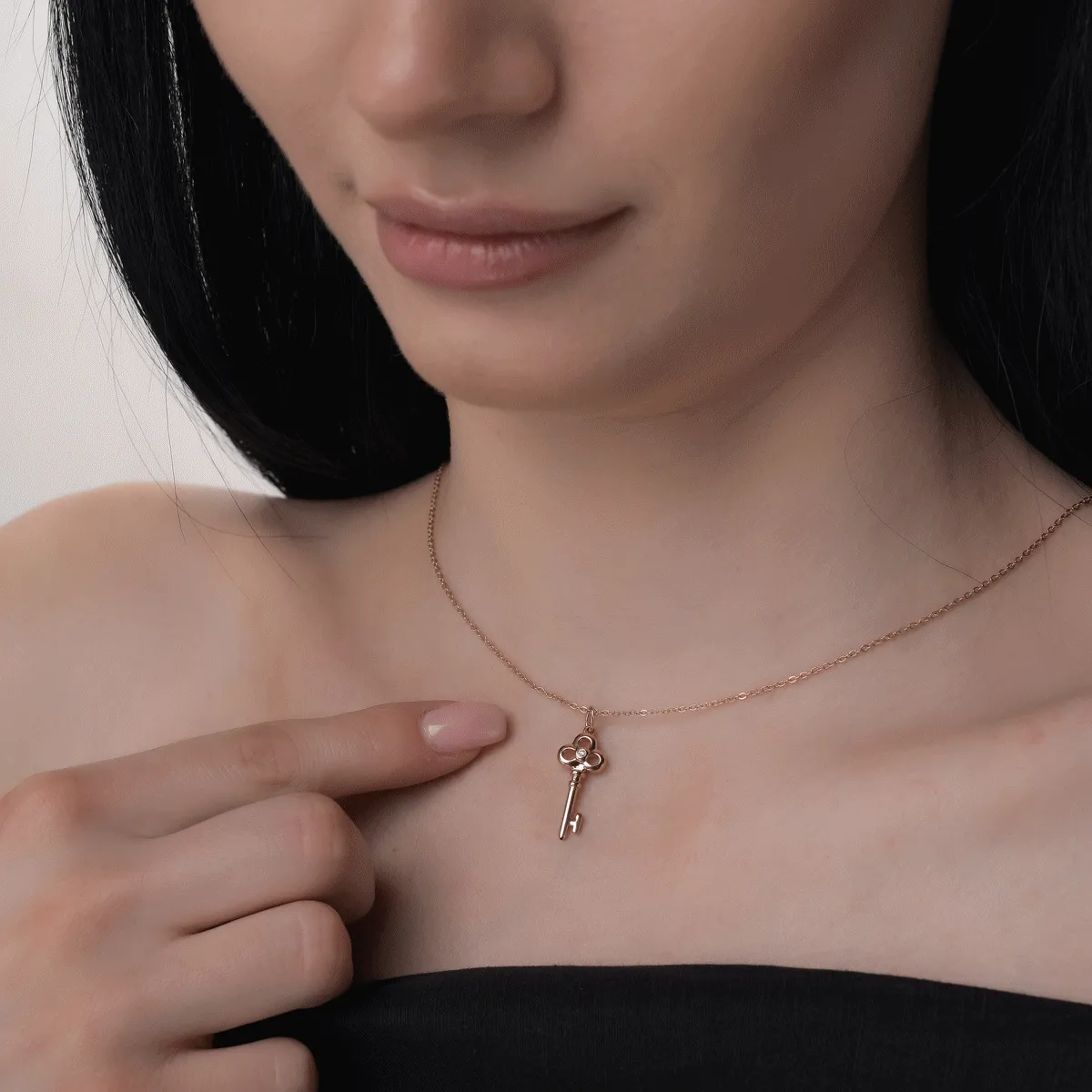 18K rose gold key pendant with diamond of 0.01ct