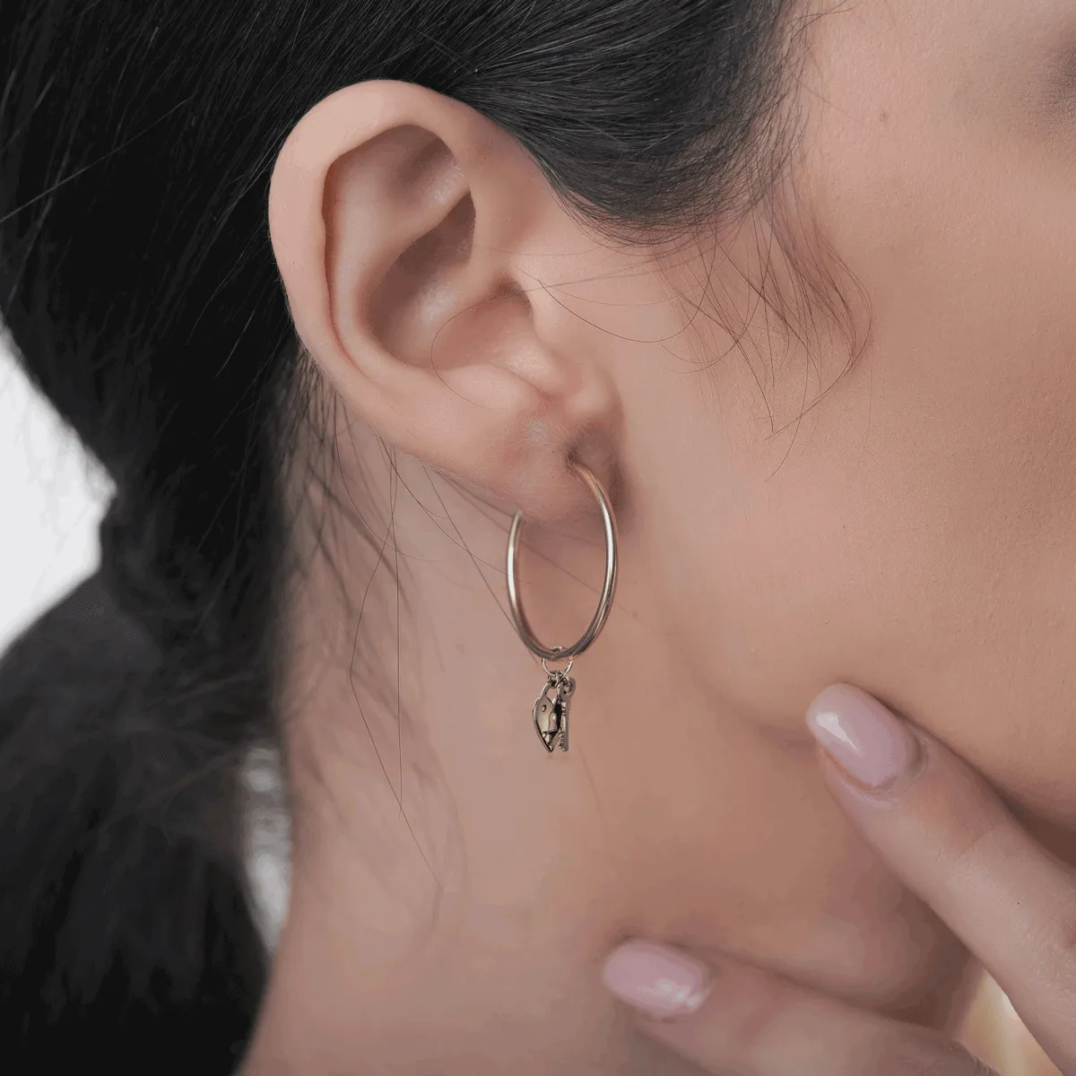 Kis fülbevaló charmmal 14K-os sárga aranyból