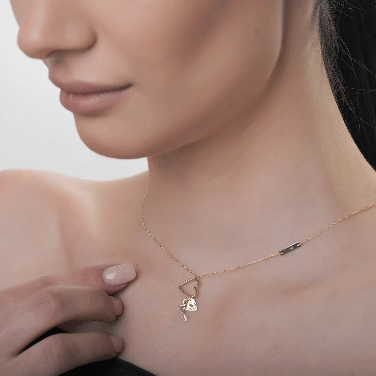 Lant cu pandantive inimi, lacat si cheita din aur galben