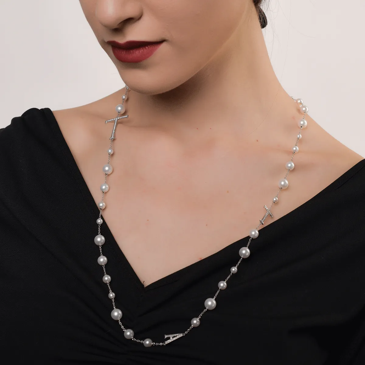 18K white gold chain with 106.48ct cultured pearls and 0.68ct diamonds