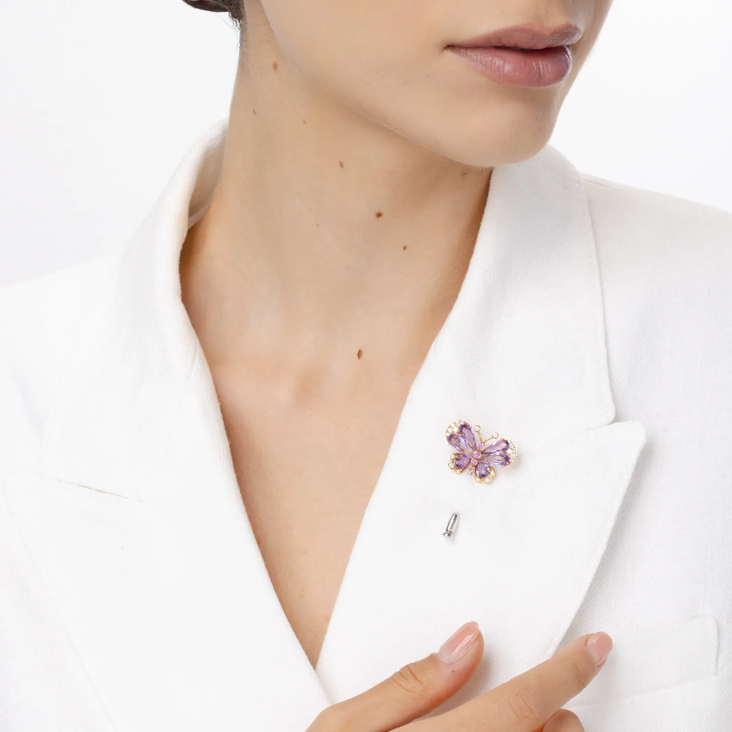 18K rózsa-fehér arany bross 5.96ct drágakövekkel és féldrágakövekkel