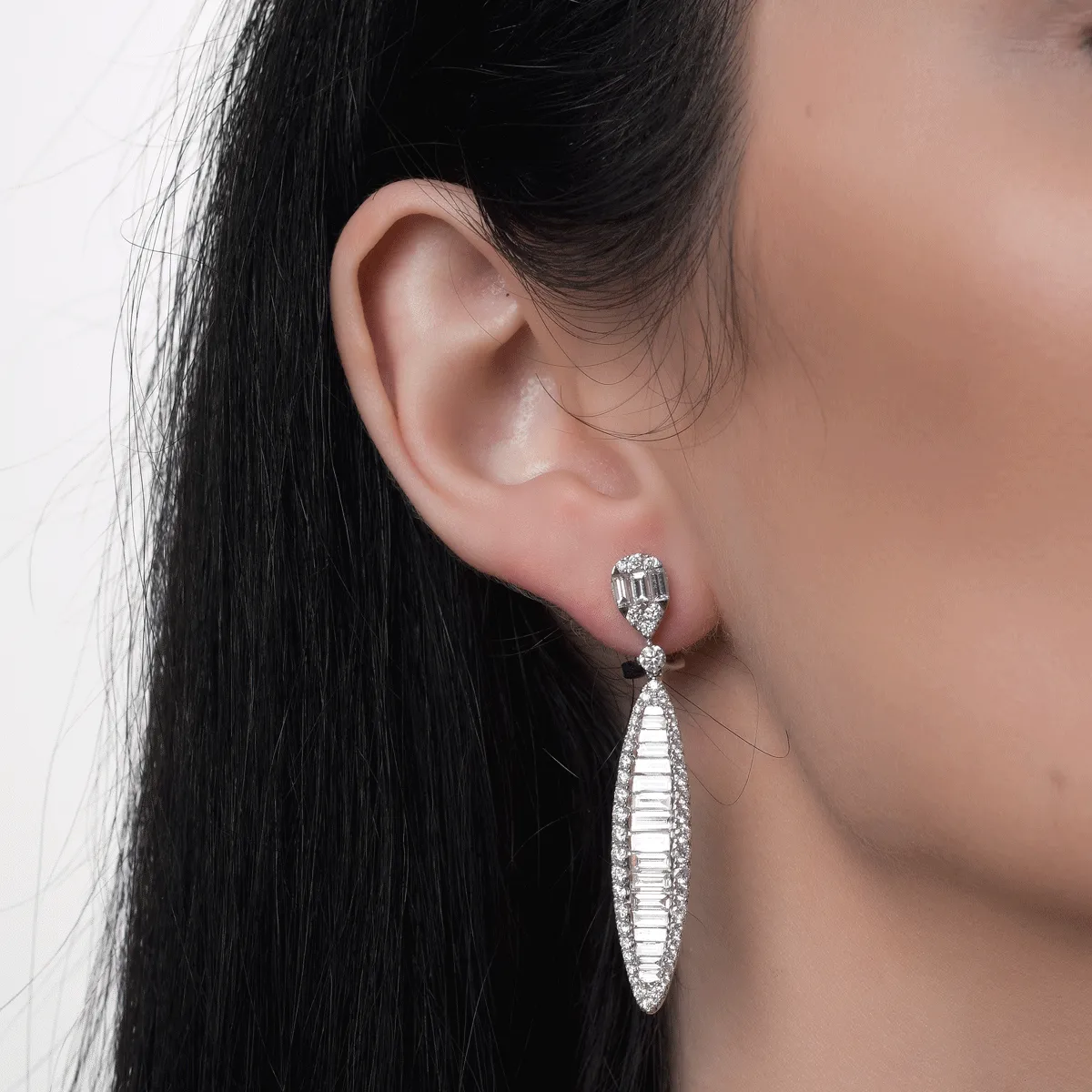 Cercei din aur alb de 18K cu diamante de 4.54ct