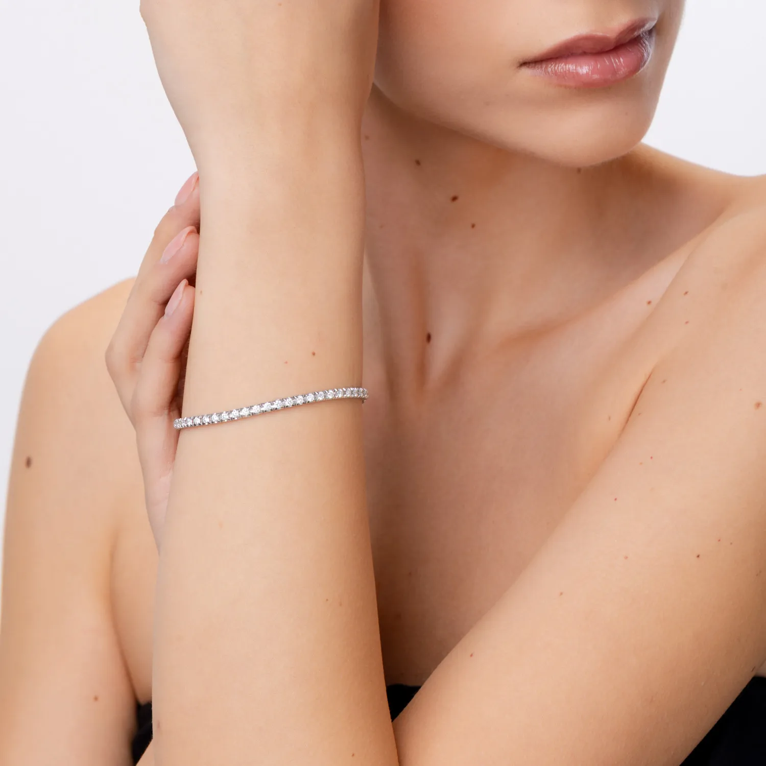 Bransoletka tenisowa z białego 18K złota z 2,85ct diamentami