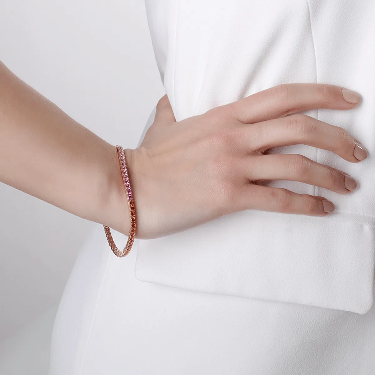 Karkötő 18K-os rózsaszín aranyból 4,75ct többszínű zafírral