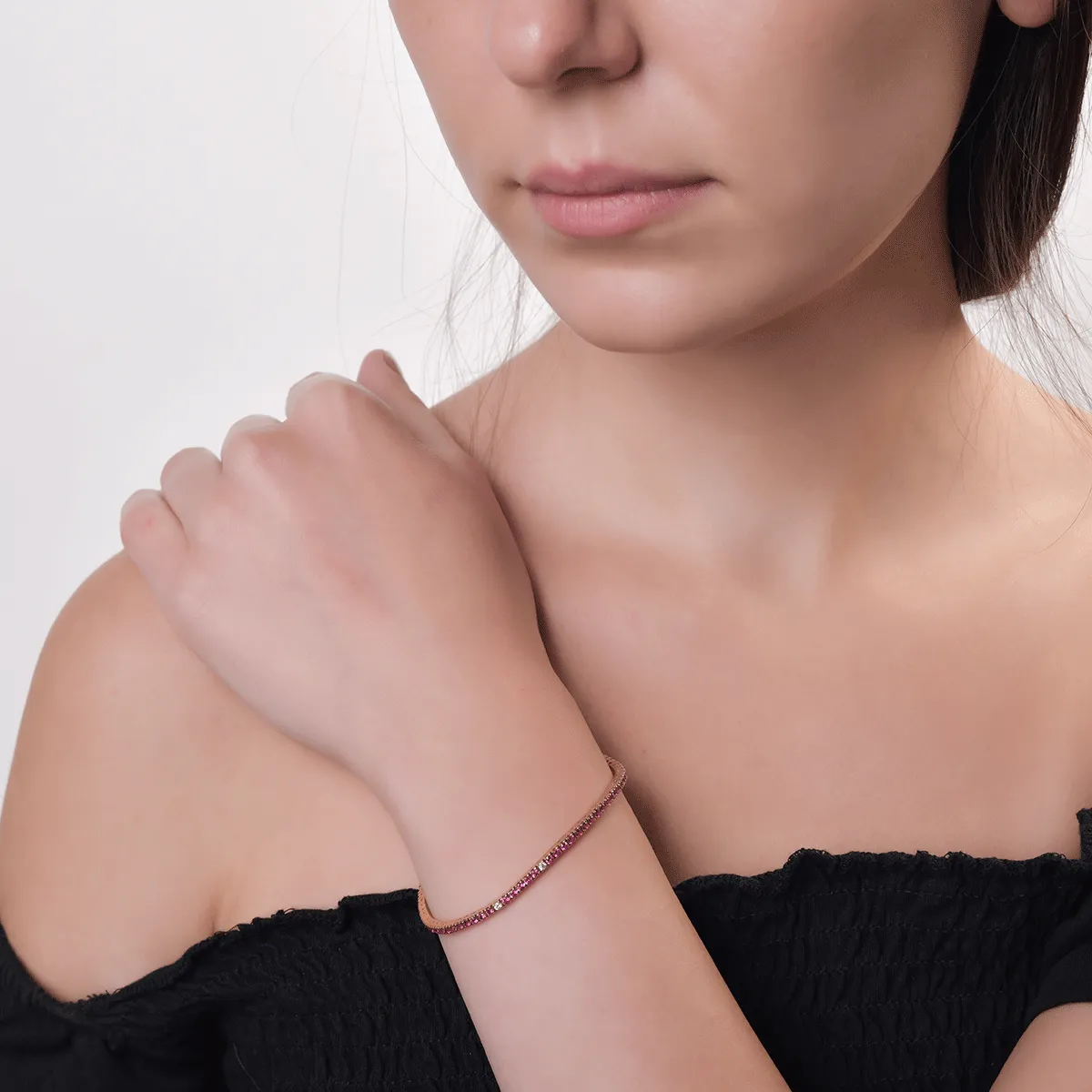 18K rózsaszín arany karkötő 1.95ct rubinokkal és 0.1ct gyémántokkal