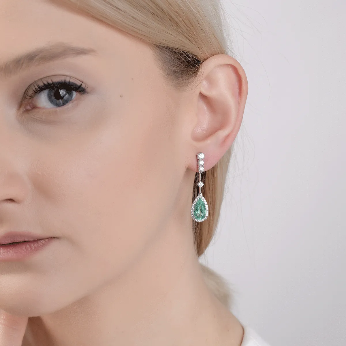 18K white gold earrings with emeralds of 3.51ct and diamonds of 1.34ct
