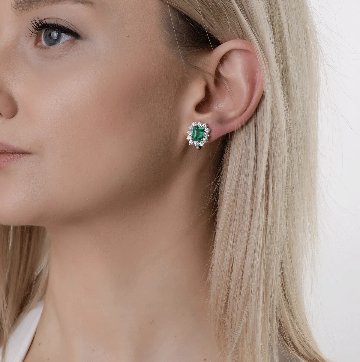 18K white gold earrings with emeralds of 3.55ct and diamonds of 1.98ct