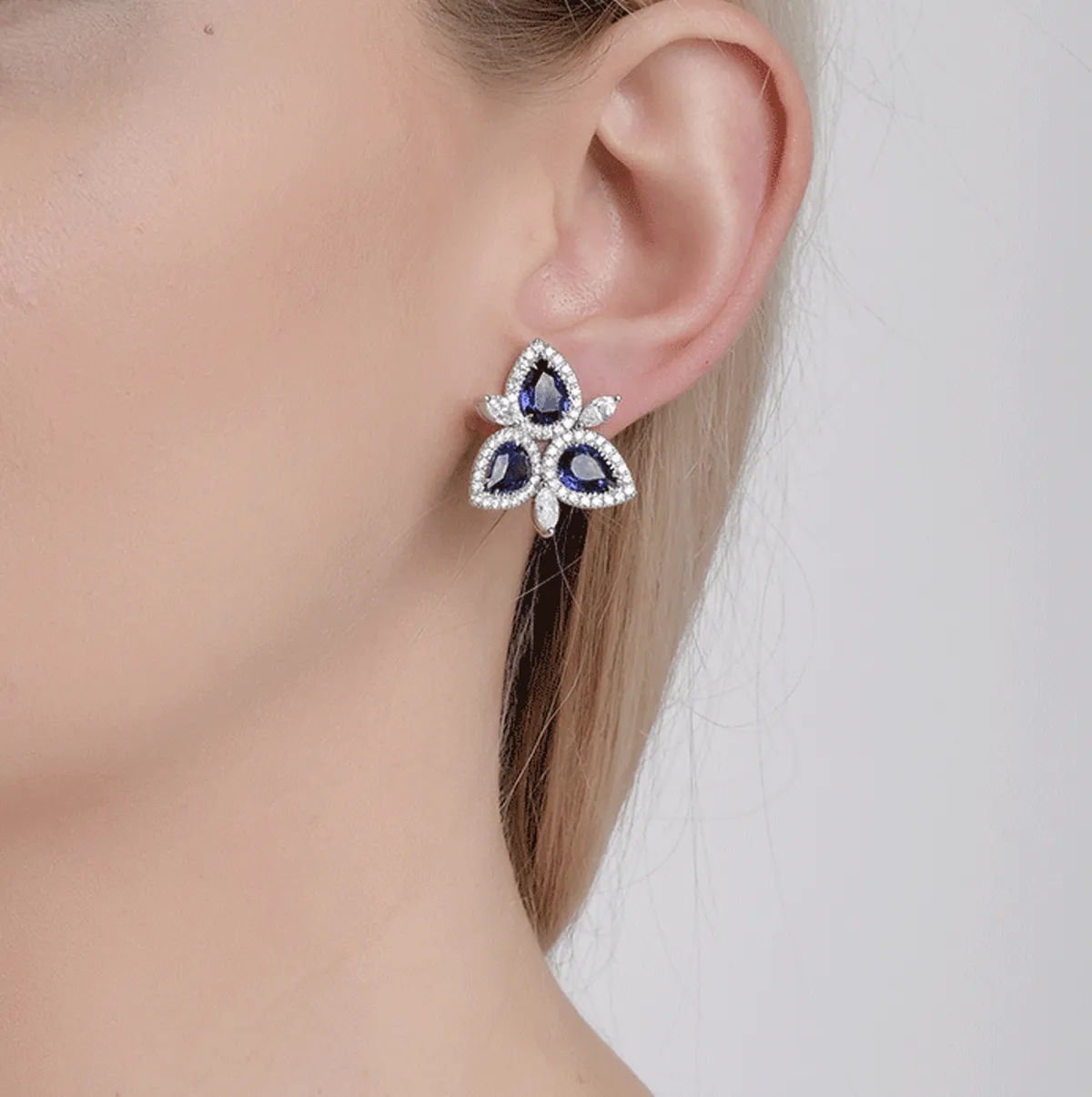 18K white gold earrings with sapphires of 6.84ct and diamonds of 2.4ct