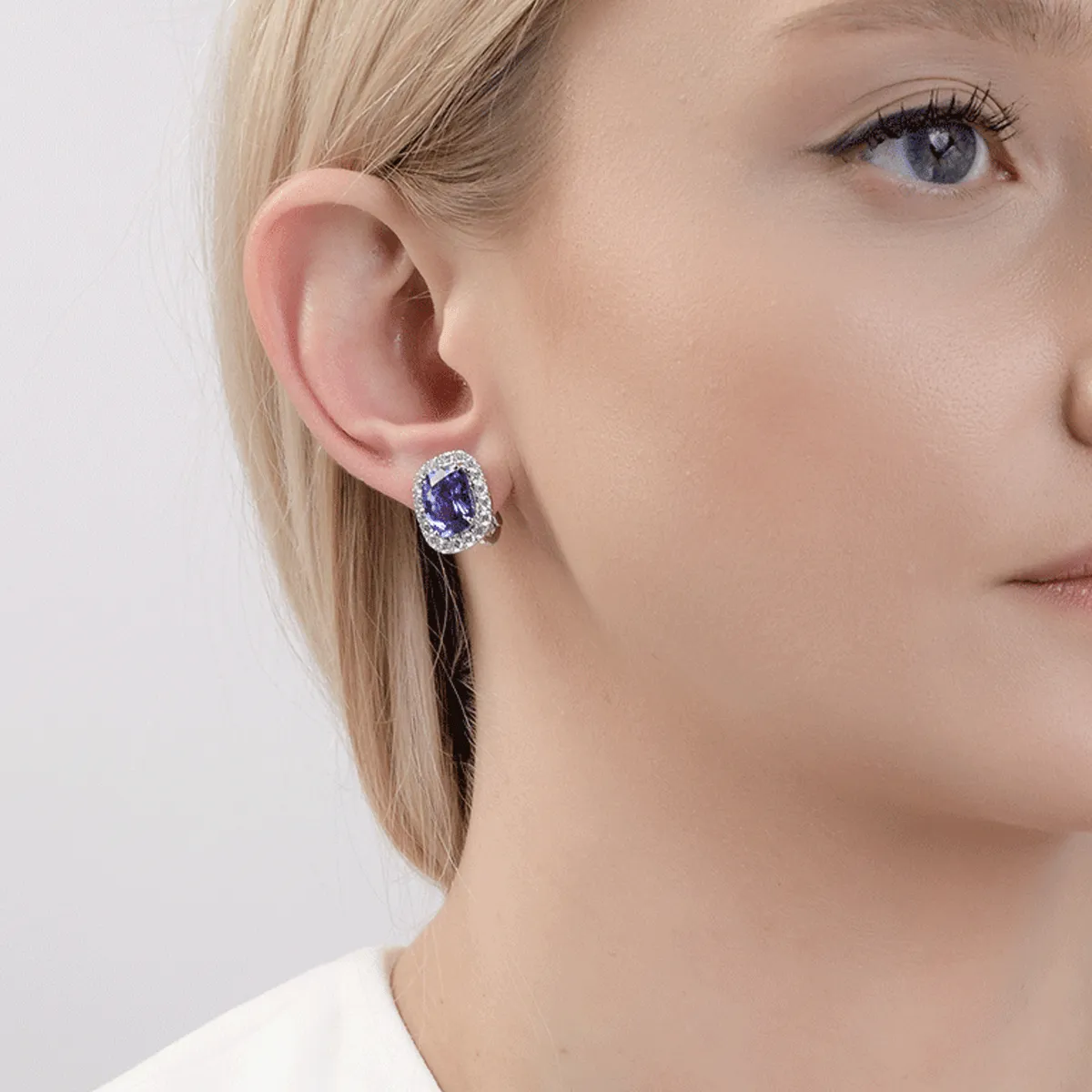 18K white gold earrings with tanzanites of 8.22ct and diamonds of 1.6ct