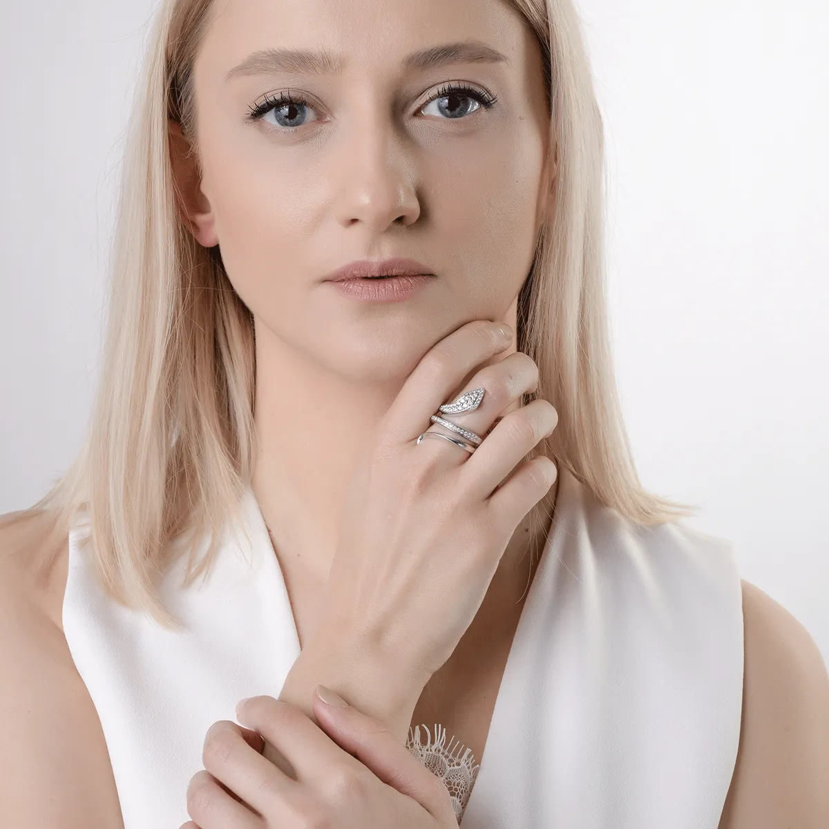 Inel sarpe din aur alb de 18K cu diamante de 0.93ct