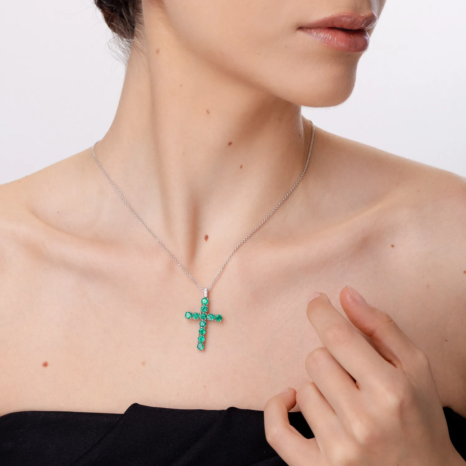 18K white gold chain with pendant with emeralds of 2.7ct and diamonds of 0.05ct