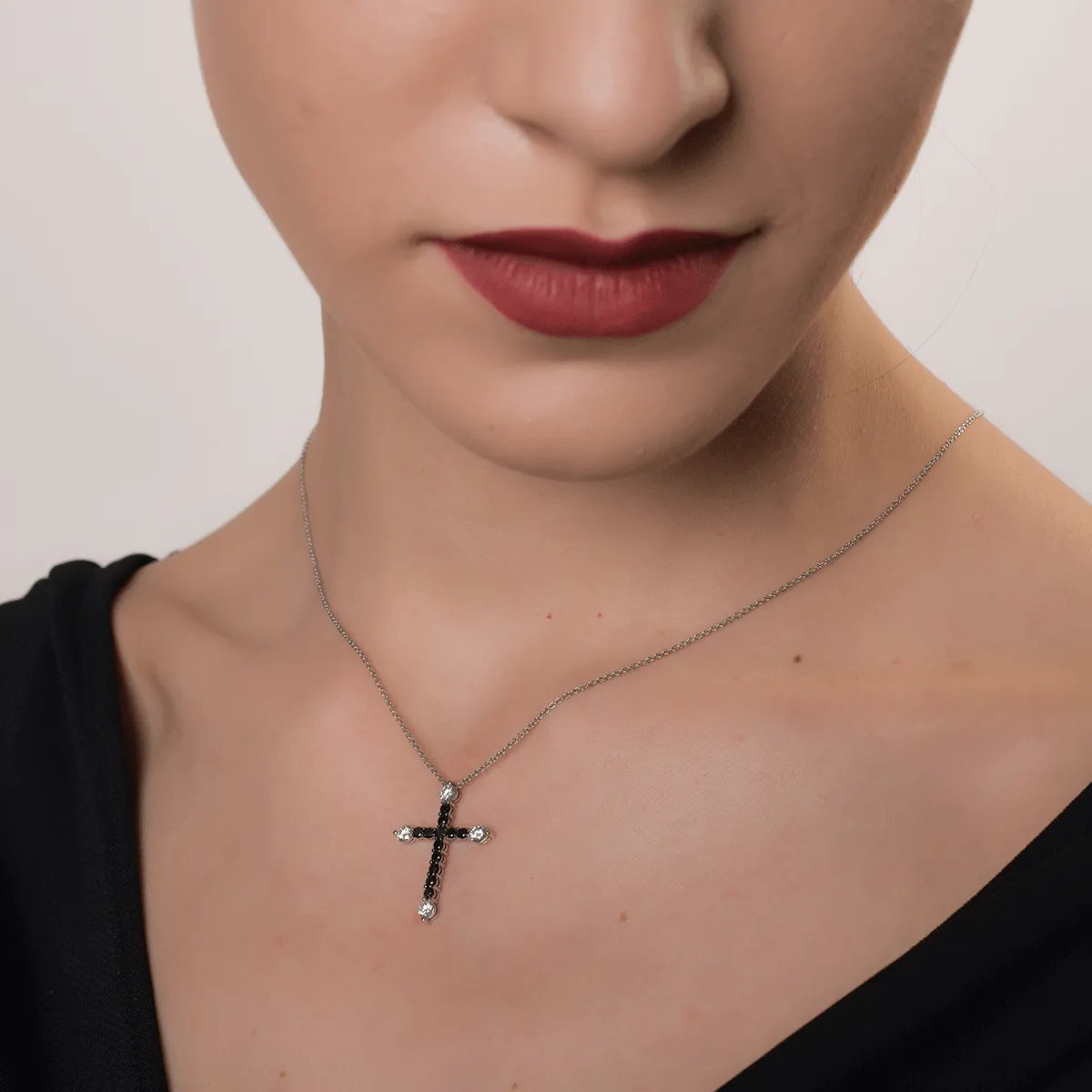 Lant cu pandantiv cruce din aur alb de 18K cu diamante transparente de 0.5ct si diamante negre de 0.53ct