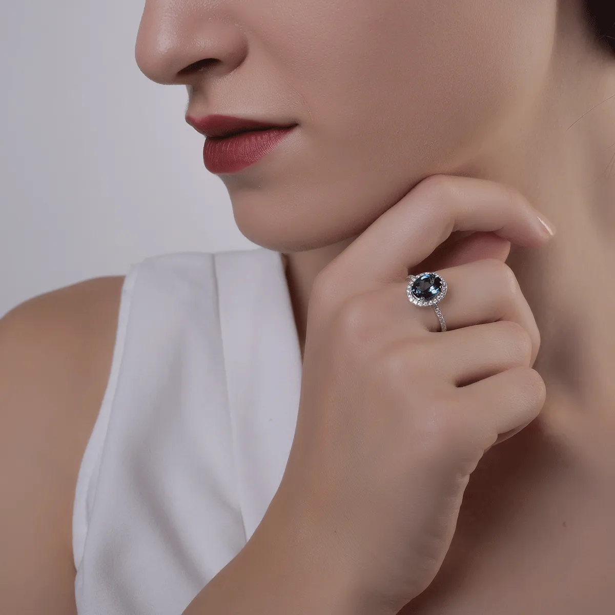 Inel din aur alb de 18K cu topaz de 2.2ct si diamante de 0.25ct